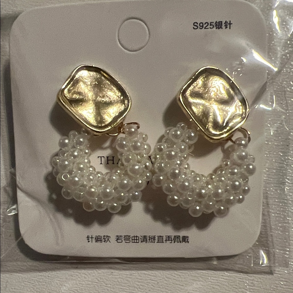 ⭐️New Elegant Gold and White Pearl Earrings